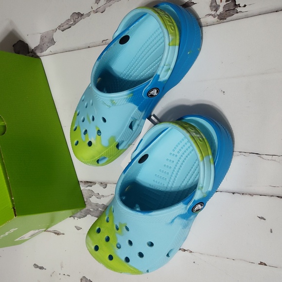 Blue multicolor Crocs size 5M 7W tie-dye Nwt - Picture 2 of 4
